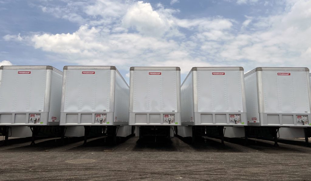 Fruehauf entrega cinco cajas secas Fleet Van a Transportes JSV