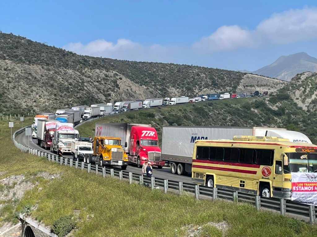 Transportistas de Conatram se manifiestan, piden audiencia con Samuel García 