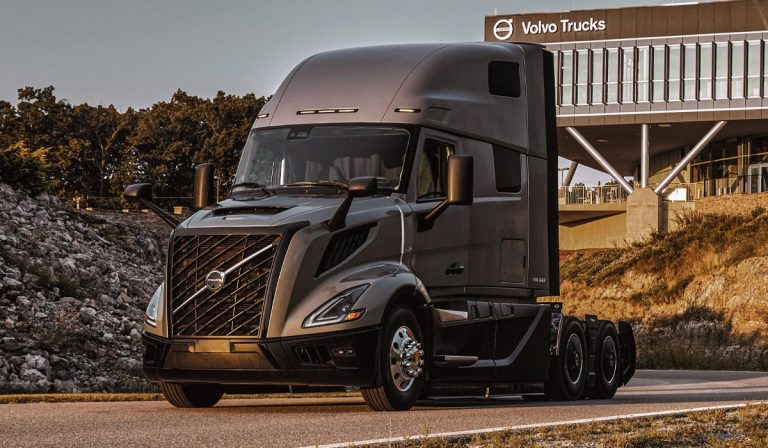 Samuel García da bienvenida a Volvo Trucks en Monterrey 