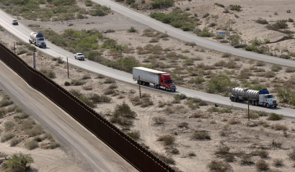 Autotransporte entre México y EU mantiene cifras récord en valor de carga