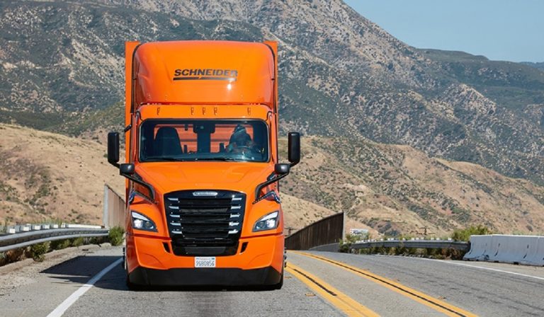 Freightliner-eCascadia-de-Schneider