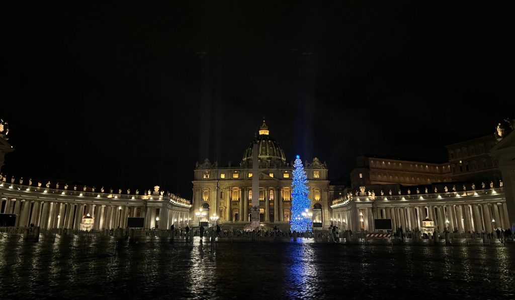 Un Man Tgs Transporta El Rbol De Navidad Para El Vaticano