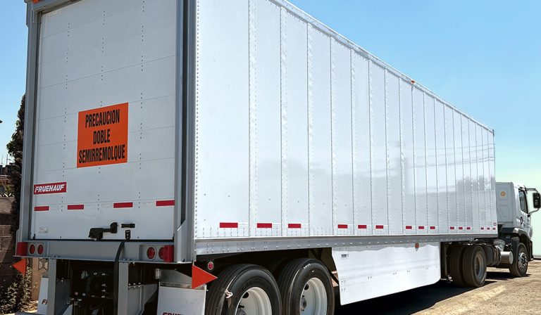 Liverpool y Fruehauf consolidan su relación comercial con la entrega de 75 cajas secas