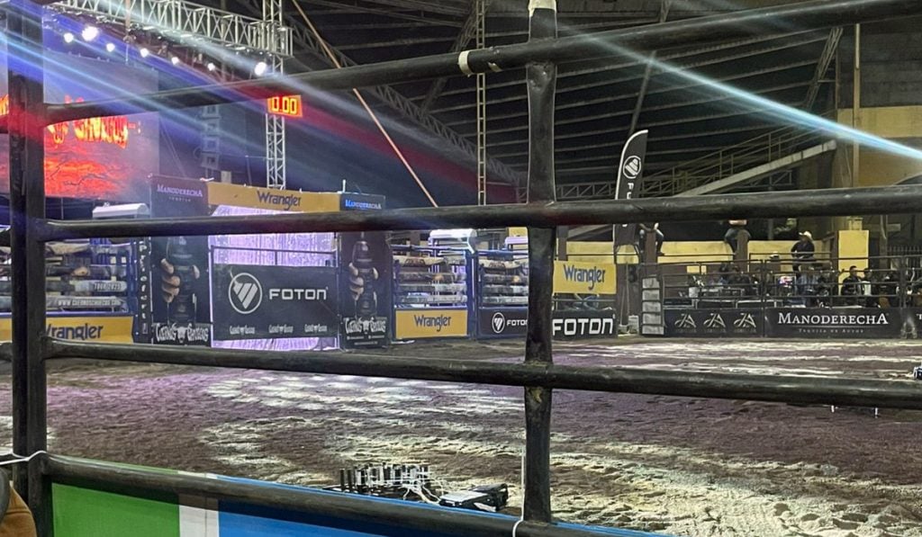 FOTON y Cuernos Chuecos viven otra noche de adrenalina en el Silver Bullriding Tour 2025