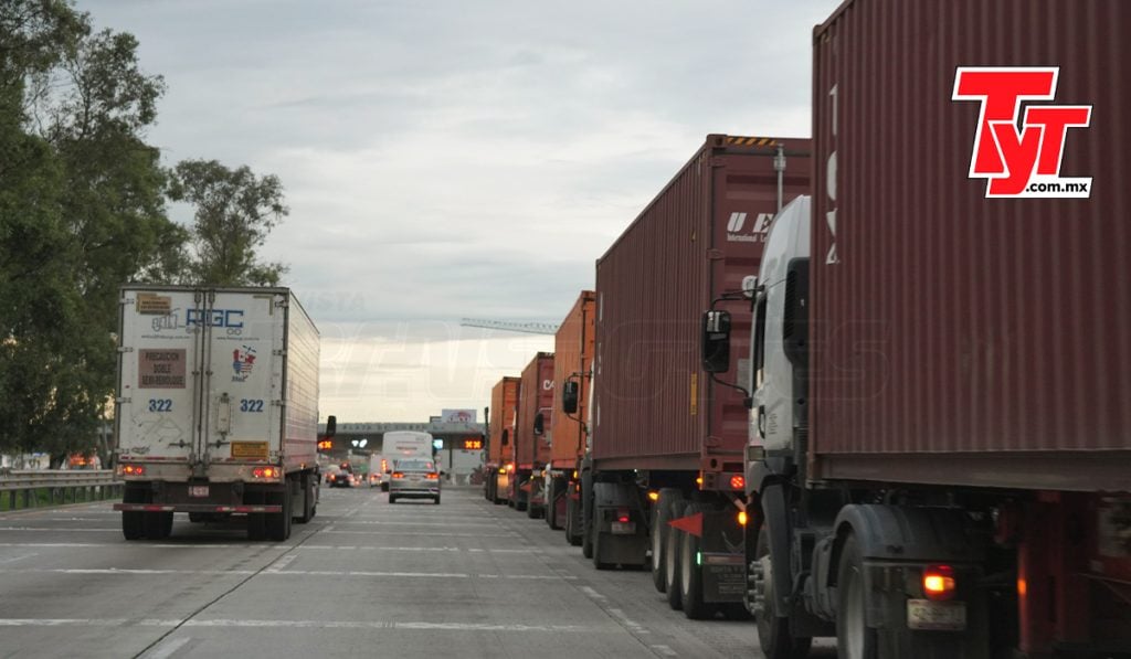 Restriccion-de-pesados-en-la-57-Mexico-Queretaro-a-la-altura-del-Marques