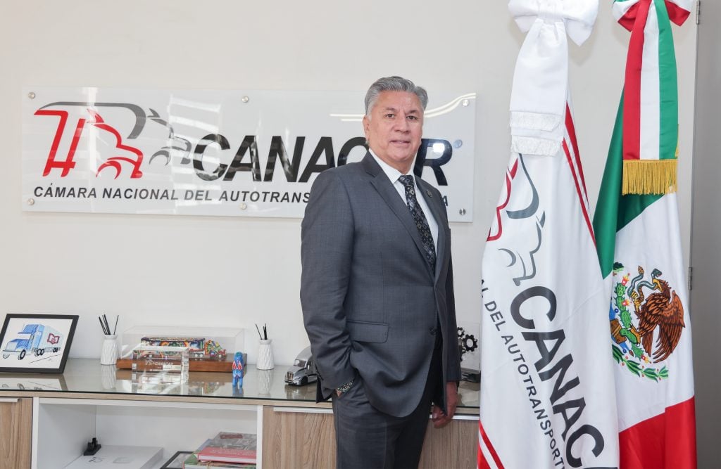 Capacitación continua y adopción tecnológica en el autotransporte, retos en la mira de Javier Arizona