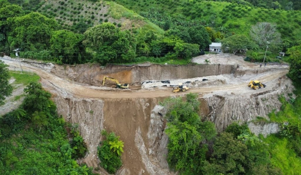 derrumbes-carretera-Las-Margaritas-Acateno-Tlapacoyan