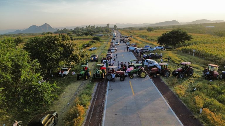 Persisten bloqueos carreteros en el Arco Norte, Palmillas y otros puntos