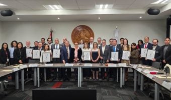 Entregan-distintivo-hecho-en-mexico-a-transportistas