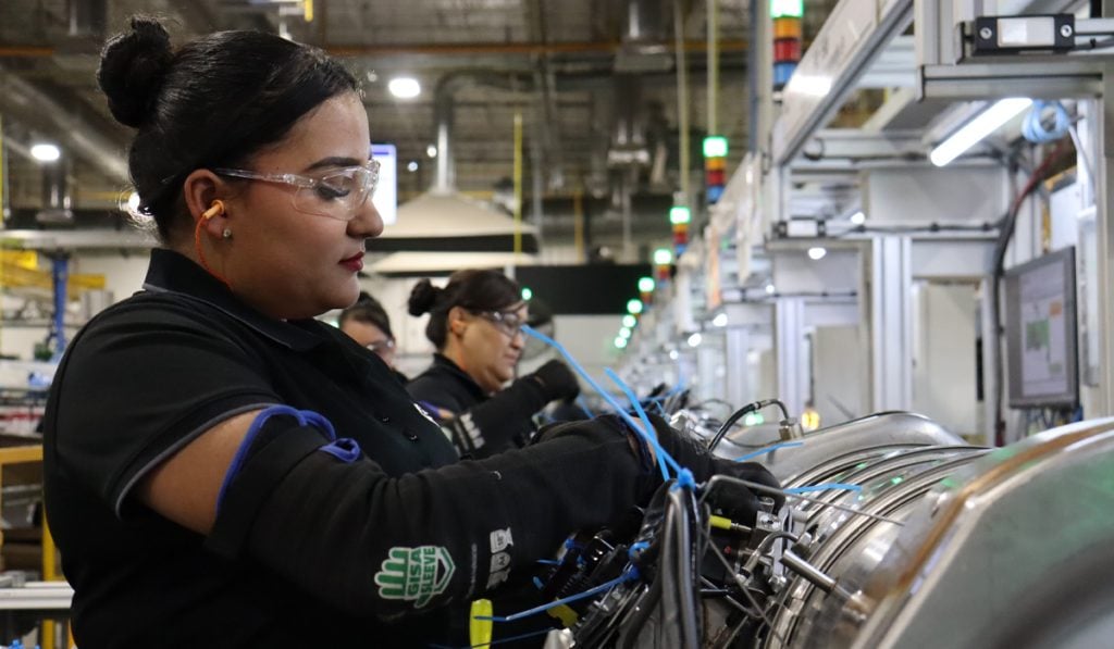 Cummins celebra 40 años de su planta en Juárez