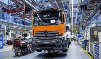 Camión Mercedes-Benz en fábrica de fabricación de vehículos comerciales de alta tecnología.