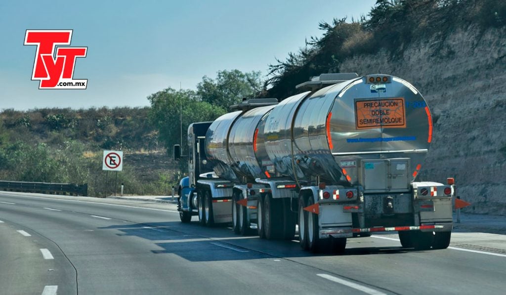 Doble-remolque-transporte-mercancías-peligrosas
