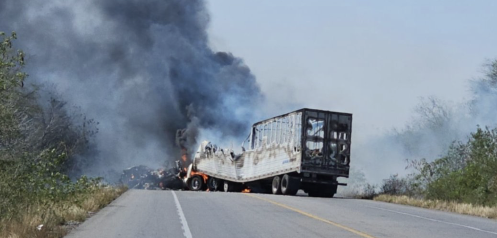 Queman vehículos de carga y pasaje en al menos 32 puntos carreteros, tras muerte de El Mencho