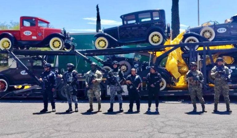 Recuperan-nodriza-cargada-de-autos-clasicos