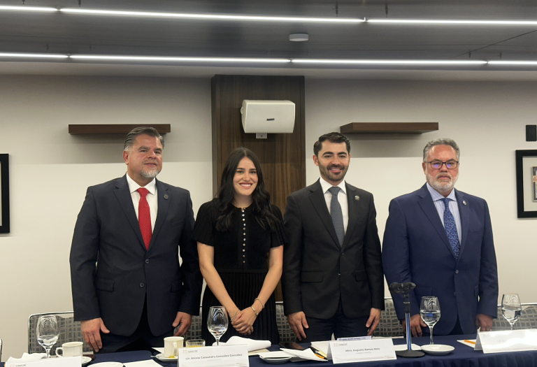 Holograma para grúas y mapa de accidentes en carreteras, temas de Canacar ante la SICT