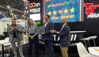 Desde Expo Proveedores del Transporte y Logística 2026, Grupo Zapata sumó un nuevo motivo de celebración a su aniversario número 70, un reconocimiento otorgado por Aurora Parts, resultado del desempeño comercial y la consolidación de su relación de negocio.