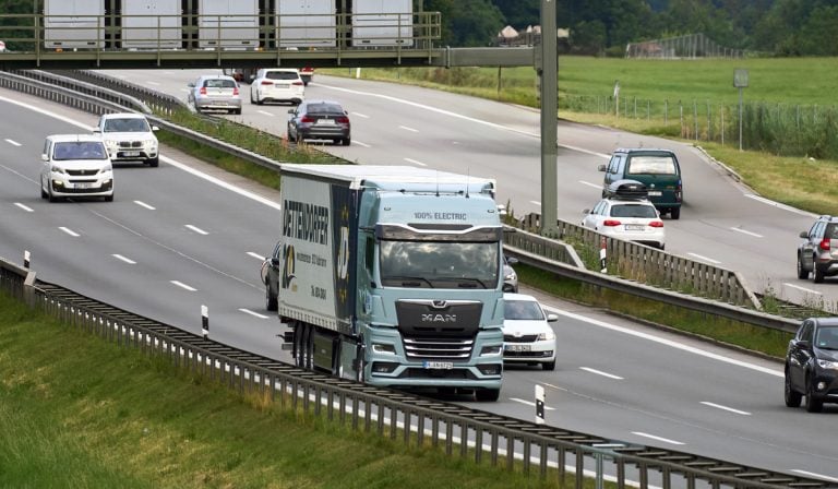 Éste es el proyecto de MAN para electrificar una de las rutas de transporte más transitadas de Europa
